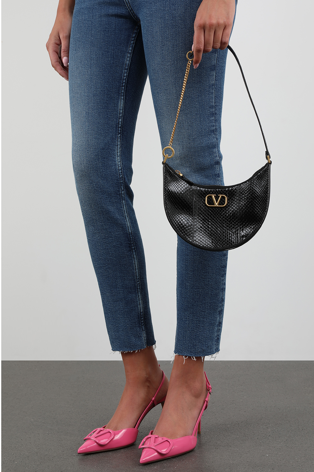 תמונת כל הלוק של תיק שחור מבריק בצללית ירח